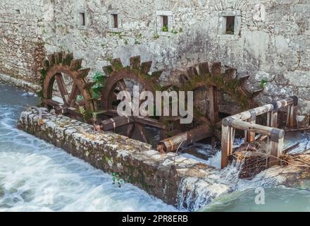 Vieille pierre ne fonctionne pas moulin à eau en Slovénie Banque D'Images