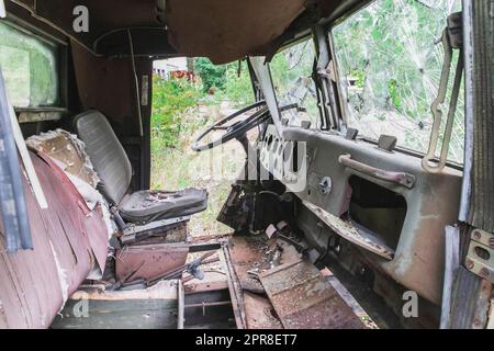 Vieille voiture cassée par des maraudeurs à Pripyat Ukraine Banque D'Images