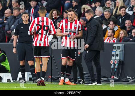 Paul Heckingbottom, directeur de Sheffield United, donne à Jack Robinson les instructions n°19 lors du match du championnat Sky Bet Sheffield United contre West Bromwich Albion à Bramall Lane, Sheffield, Royaume-Uni, 26th avril 2023 (photo de Mark Cosgrove/News Images) Banque D'Images