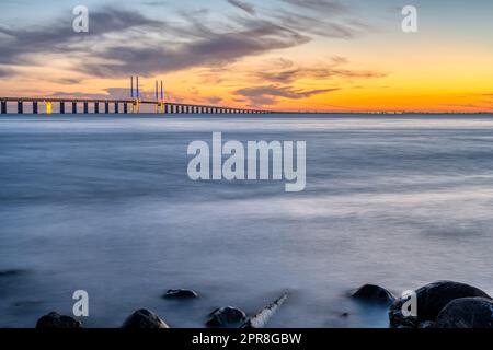 L'Oresund entre le Danemark et la Suède avec la célèbre brigade après le coucher du soleil Banque D'Images