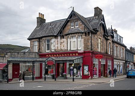 Vue extérieure du magasin Macnaughtons de Pitlochry à l'angle d'Atholl Road et de Station Street à Pitlochry, Perth et Kinross, Écosse, Royaume-Uni. Banque D'Images