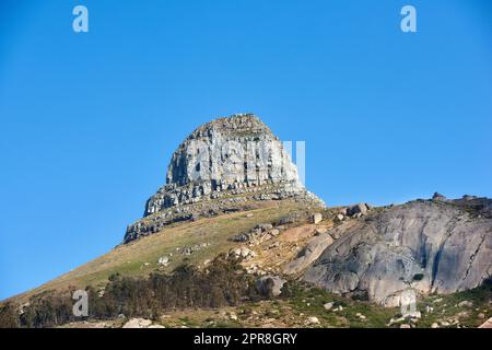 Paysage pittoresque de ciel bleu sur le sommet de Table Mountain dans le Cap d'en dessous avec copyspace. Une vue magnifique sur les plantes et les arbres autour d'une attraction touristique populaire et d'un site naturel Banque D'Images