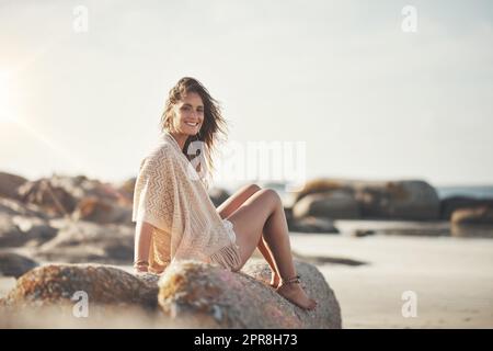 Profiter de l'air marin. Portrait d'une jeune femme attrayante à la plage. Banque D'Images