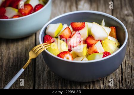 Salade de fruits frais sur une table en bois rustique Banque D'Images