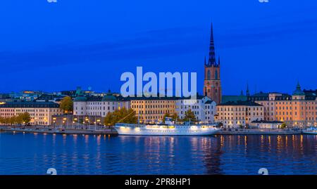 Stockholm, Suède - 4 octobre 2022 : une vue imprenable sur le lac, avec une architecture emblématique et des tours de l'île Riddarholmen en bl Banque D'Images