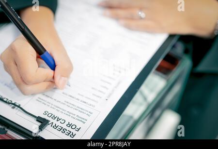 Les gens d'affaires tiennent le stylo à main et remplissent le profil de la société dans le formulaire papier pour l'accord de contrat, et la transaction complète. Documenter le travail ou la paperasserie. Contrat et contrat sur le bureau. Concept de transaction Banque D'Images