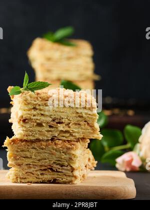 Une pile de tranches de tarte Napoléon cuites à la crème. Pâte feuilletée, délicieux dessert Banque D'Images