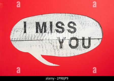 Texte montrant l'inspiration Je vous manque. Internet concept se sentir triste parce que vous n'êtes plus ici aimant message Cropped Speech Bubble avec message important placé sur le plancher. Banque D'Images