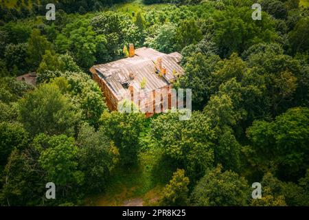Dziemjanki, région de Gomel, Bélarus. Vue aérienne de la zone de réinstallation de Gerard Nicholas Tchernobyl, un manoir abandonné en ruine. Catastrophes de Tchernobyl. Site d'intérêt local et patrimoine Banque D'Images