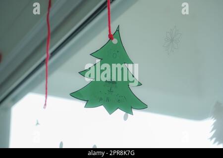 Décorations de noël suspendues sapin de noël Banque D'Images