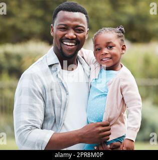 Tout ce que je fais est pour vous. Un jeune homme passe du temps avec sa fille dans son jardin. Banque D'Images