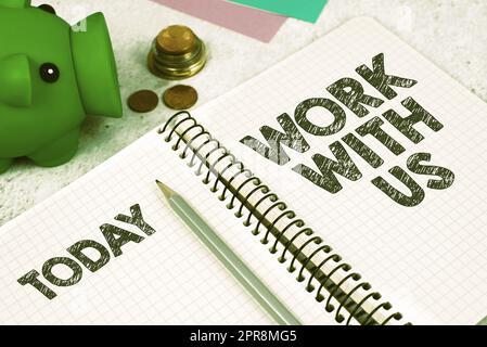 L'affichage conceptuel fonctionne avec nous. Photo conceptuelle invitation à rejoindre une équipe de travail entreprise institution message important sur ordinateur portable sur le bureau avec de l'argent, un stylo, des notes et une boîte de cochon. Banque D'Images