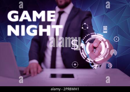 Texte d'écriture nuit de jeu. Mot pour événement dans lequel les gens se réunissent dans le but d'obtenir l'homme d'affaires mis en costume tenant le stylo représentant la pensée novatrice. Banque D'Images