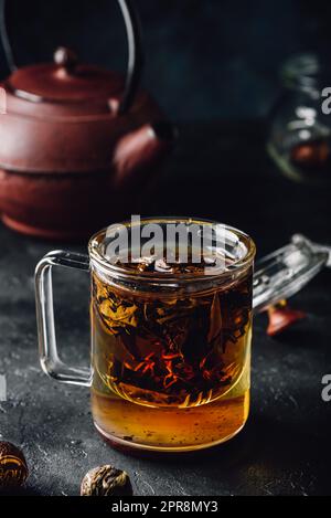 L'infusion de thé rouge mug en verre Banque D'Images