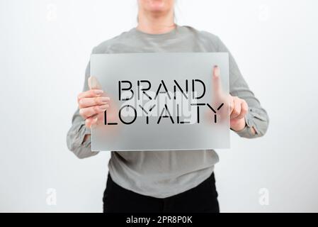 Fidélité conceptuelle à la marque. Mot écrit sur l'achat à répétition Ambassadeur patronage Favorite Trusted Businesswoman tenant blanc Placerard et la publicité de l'entreprise. Banque D'Images