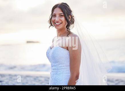 Personne n'est plus beau qu'une femme le jour de son mariage. Une belle femme sur la plage le jour de son mariage. Banque D'Images