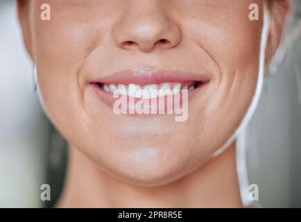 Gros plan d'une femme souriante inconnue seule dans la salle de gym. Bonne tête de tir entraîneur caucasien montrant des dents propres tout en se tenant après l'entraînement de routine dans le club de santé. Entraînez-vous dans le centre de fitness Banque D'Images