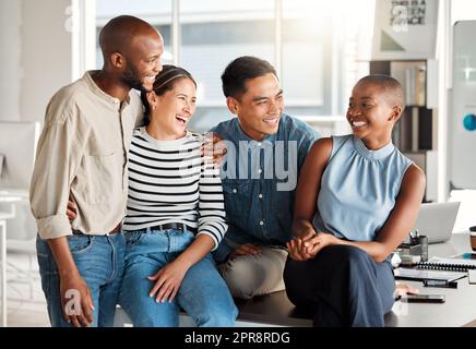 Groupe de gens d'affaires joyeux et divers qui passent du temps dans un bureau ensemble au travail. Les professionnels d'affaires joyeux rient et sourient tout en se liant au travail Banque D'Images