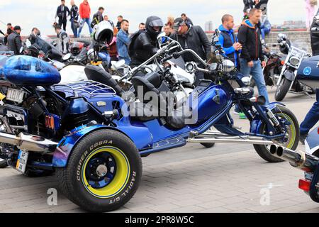 LMotos sur motos, casques et vestes en cuir, saison de moto ouverte sur Dnipro Embankment Ukraine, 2021-05-11 Banque D'Images