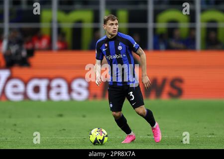 Milan, Italie. 26th avril 2023. Nicolo Barella du FC Internazionale contrôle le ballon pendant la demi-finale du match de deuxième jambe de Coppa Italia entre le FC Internazionale et le FC Juventus au Stadio Giuseppe Meazza sur 26 avril 2023 à Milan Italie . Credit: Marco Canoniero / Alamy Live News Banque D'Images