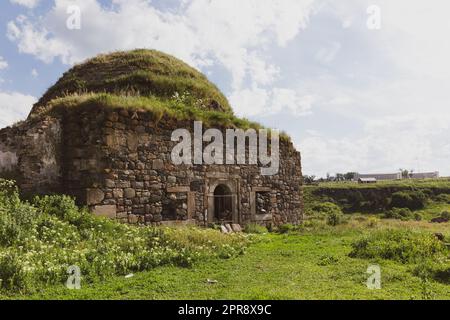 Château d'Akhalkalaki, ruines d'une mosquée médiévale surcultivée de mousse verte, Géorgie. Banque D'Images
