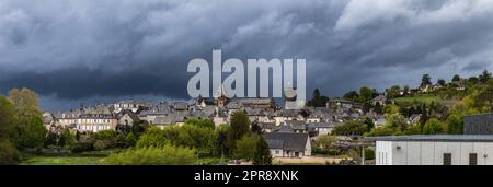 Vue panoramique de la cité ardoisière sous un ciel oreux Banque D'Images