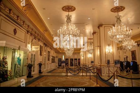 Réception élégante, salle d'enregistrement avec de beaux lustres au Paris Las Vegas Hotel and Casino à Las Vegas, Nevada USA. Banque D'Images