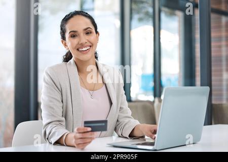 Femme d'affaires magasiner en ligne avec sa carte de crédit. Entrepreneur payant des factures à l'aide d'une carte de débit. Bonne femme d'affaires faisant l'achat d'ecommerce avec sa carte. Femme qui fait des opérations bancaires en ligne avec sa carte de débit Banque D'Images