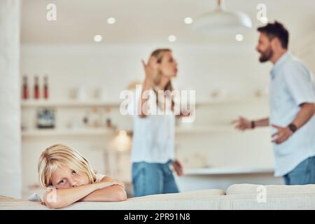 Portrait de la triste petite fille, les parents se battant en arrière-plan. Enfant déprimé, parents arguant à la maison. Couple en conflit autour de leur fille. Les parents caucasiens filles stressés divorçant Banque D'Images