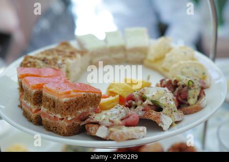 Un plateau de plats savoureux lors d'un dîner de luxe sur une table. Délicieux plat de nourriture servi pour le déjeuner ou le dîner à la maison. Repas gastronomique sain préparé dans un restaurant. Entrées ou en-cas présentés lors d'une fête Banque D'Images