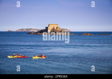 Kayak dans la baie de Saint-Malo, Bretagne, France Banque D'Images