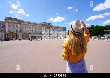 Vue arrière d'une jeune touriste en visite à Londres, Royaume-Uni Banque D'Images