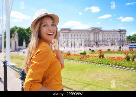 Portrait d'une jeune touriste en visite à Londres, Royaume-Uni. Regarder l'appareil photo. Banque D'Images