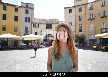 Découvrir l'Italie. Jeune femme joyeuse visitant la ville historique de Lucca, Toscane, Italie. Banque D'Images