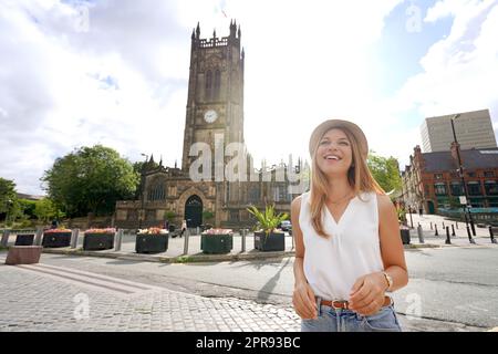 Belle jeune femme dans la ville de Manchester le jour ensoleillé, Angleterre Banque D'Images