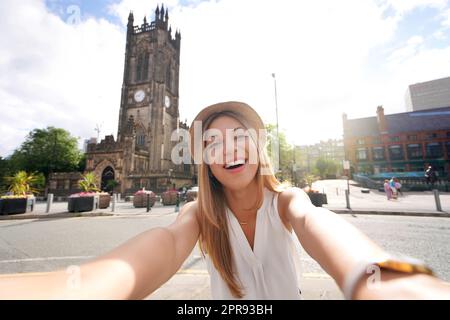 Une fille souriante prend une photo de selfie à Manchester, en Angleterre, au Royaume-Uni Banque D'Images