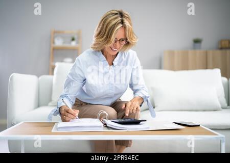 Senior faire des finances Paperwork pour la retraite Banque D'Images