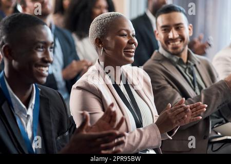 Représentez votre clique. Un groupe de jeunes hommes d'affaires qui claquent lors d'une conférence dans un bureau moderne. Banque D'Images