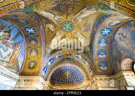 Ravenne, Italie - 1er novembre 2021 : mosaïques de la Chapelle de Sant Andrea ou Chapelle Archiépiscopale de Ravenne, Italie.Le seul ch archiepiscopal existant Banque D'Images