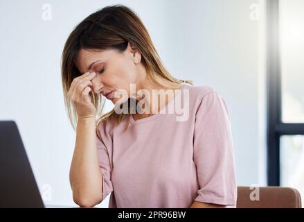 Je ne pense pas que je puisse faire aujourd'hui. Une femme de direction qui souffre d'un mal de tête au travail. Banque D'Images