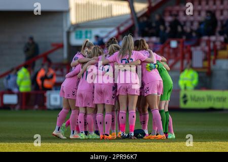 Crawley, Royaume-Uni. 19 avril 2023. Pendant la rencontre Barclays WSL entre Brighton et Everton au Broadfield Stadium. Banque D'Images