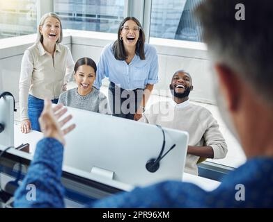 Ajouter un peu de rire au bureau. Photo en grand angle d'un homme d'affaires méconnu qui s'adresse à ses collègues lorsqu'il se trouve au bureau. Banque D'Images