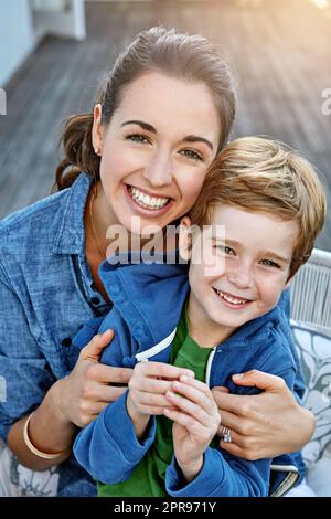 Ce petit gars m'a volé le coeur. Portrait d'une mère heureuse et de son fils à l'extérieur. Banque D'Images