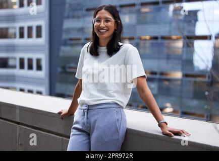 Vous n'apprenez pas à marcher en suivant les règles. Une jeune femme d'affaires debout à l'extérieur du bureau. Banque D'Images