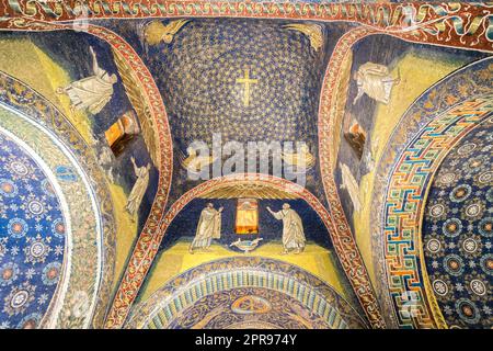 Ravenne, Italie - 1er novembre 2021 : mosaïques au plafond du mausolée de Galla Placidia Banque D'Images