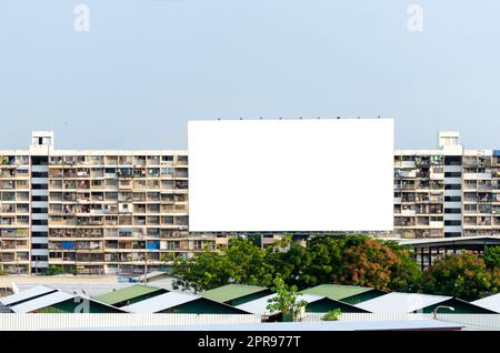 Panneau publicitaire bannière information marketing promotion afficher maquette écran blanc vide. Banque D'Images