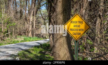 Sentier accidenté devant, procéder avec prudence - panneau d'avertissement sur Steamboat Trace Trail converti de l'ancien chemin de fer près du Pérou, Nebraska Banque D'Images