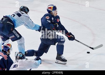 2022/2023 DEL finale jeu #5 | Red Bull München vs ERC Ingolstadt, jeu 5 2023-04-23 à München (Olympia-Eisstadion) Jubelszenen VAREJCKA Filip (Rouge Banque D'Images