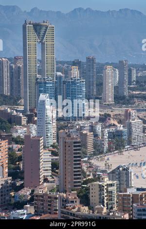 Vue imprenable sur Benidorm, une ville sur la côte est de l'Espagne. La scène est dominée par de grands gratte-ciel modernes qui s'élèvent en hauteur dans le ciel clair Banque D'Images