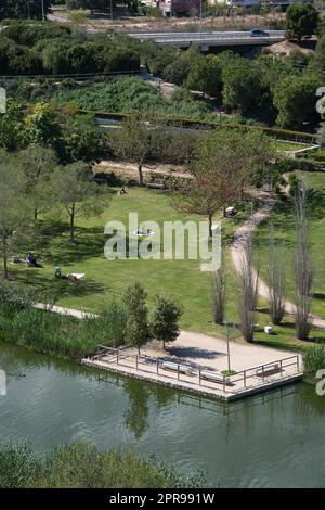 PARQUE LA MARJAL, ALICANTE, ESPAGNE, AVRIL 2, 2023: belle scène dans un parc d'une grande ville, où les gens apprécient le plein air par une journée ensoleillée. Le Banque D'Images